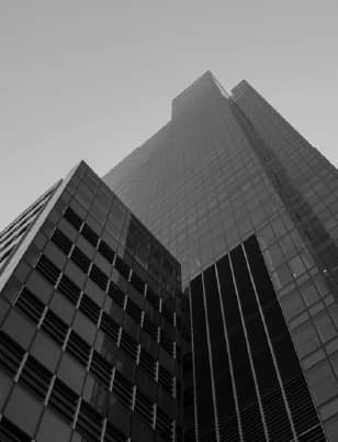 Edificio en blanco y negro